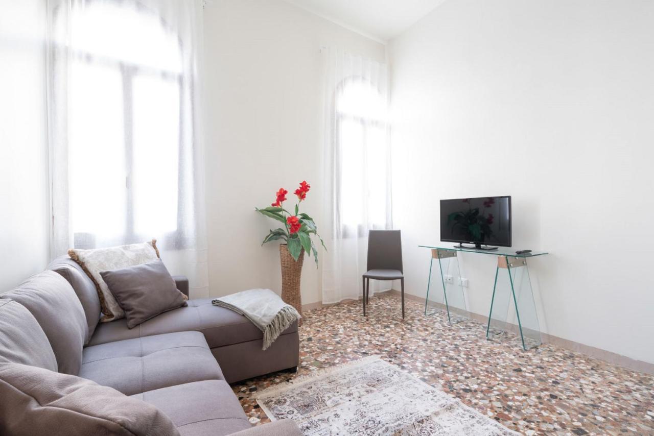 Accademia Charm Apartments By Wonderful Italy Венеція Екстер'єр фото
