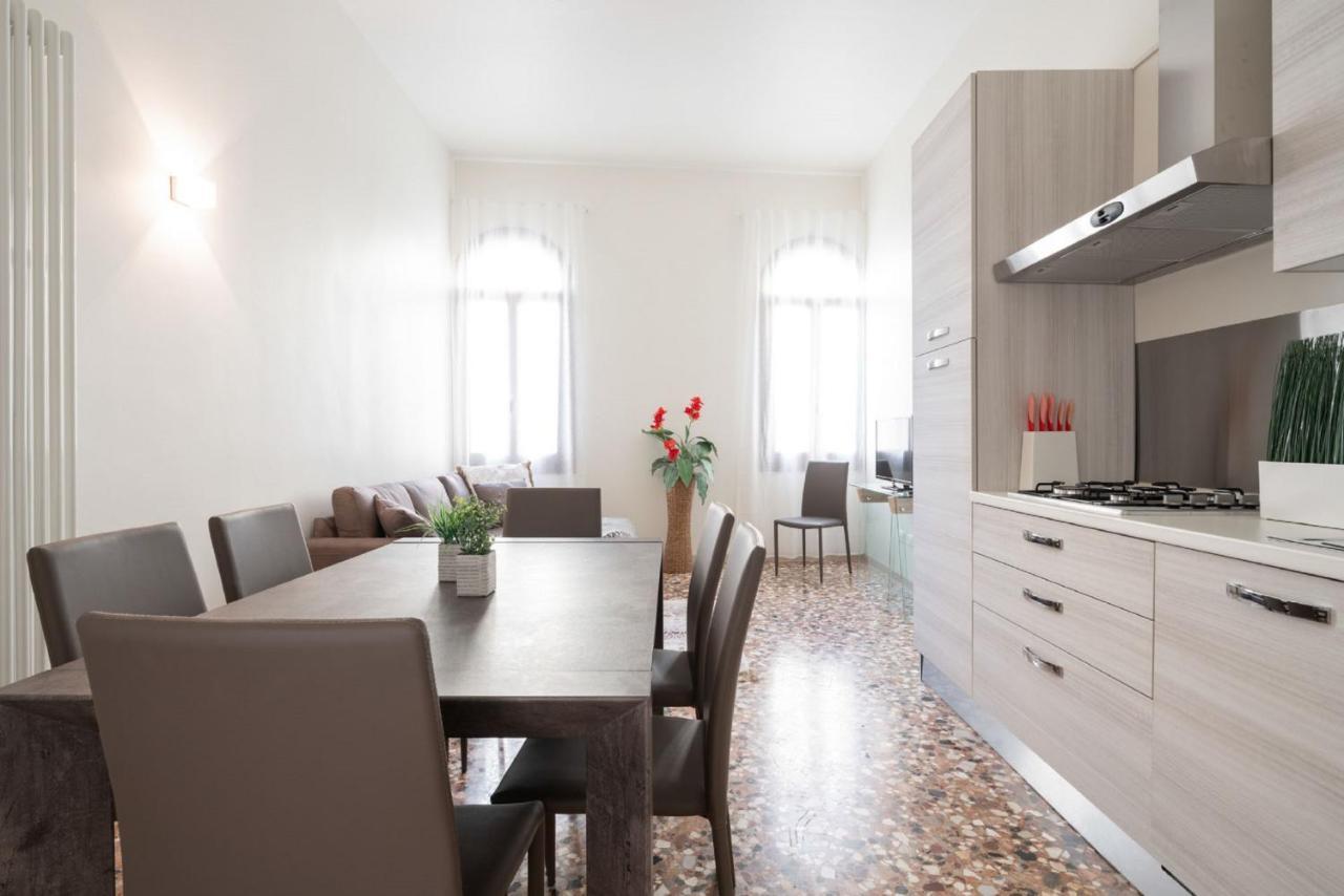 Accademia Charm Apartments By Wonderful Italy Венеція Екстер'єр фото