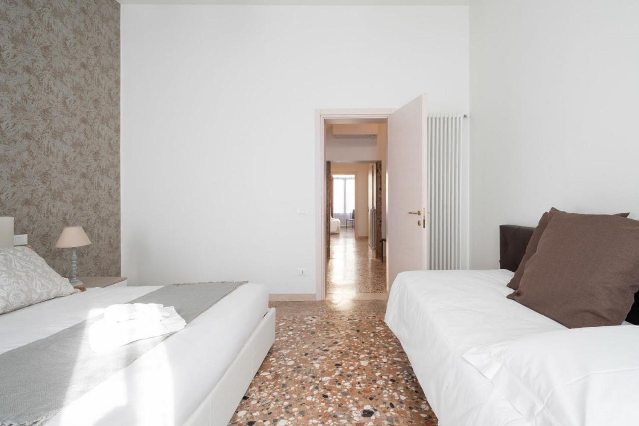 Accademia Charm Apartments By Wonderful Italy Венеція Екстер'єр фото