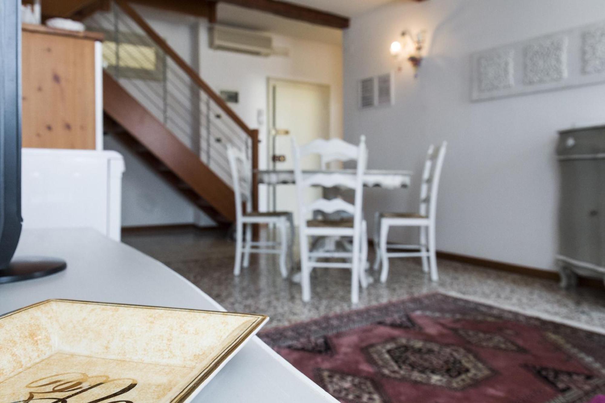 Accademia Charm Apartments By Wonderful Italy Венеція Екстер'єр фото