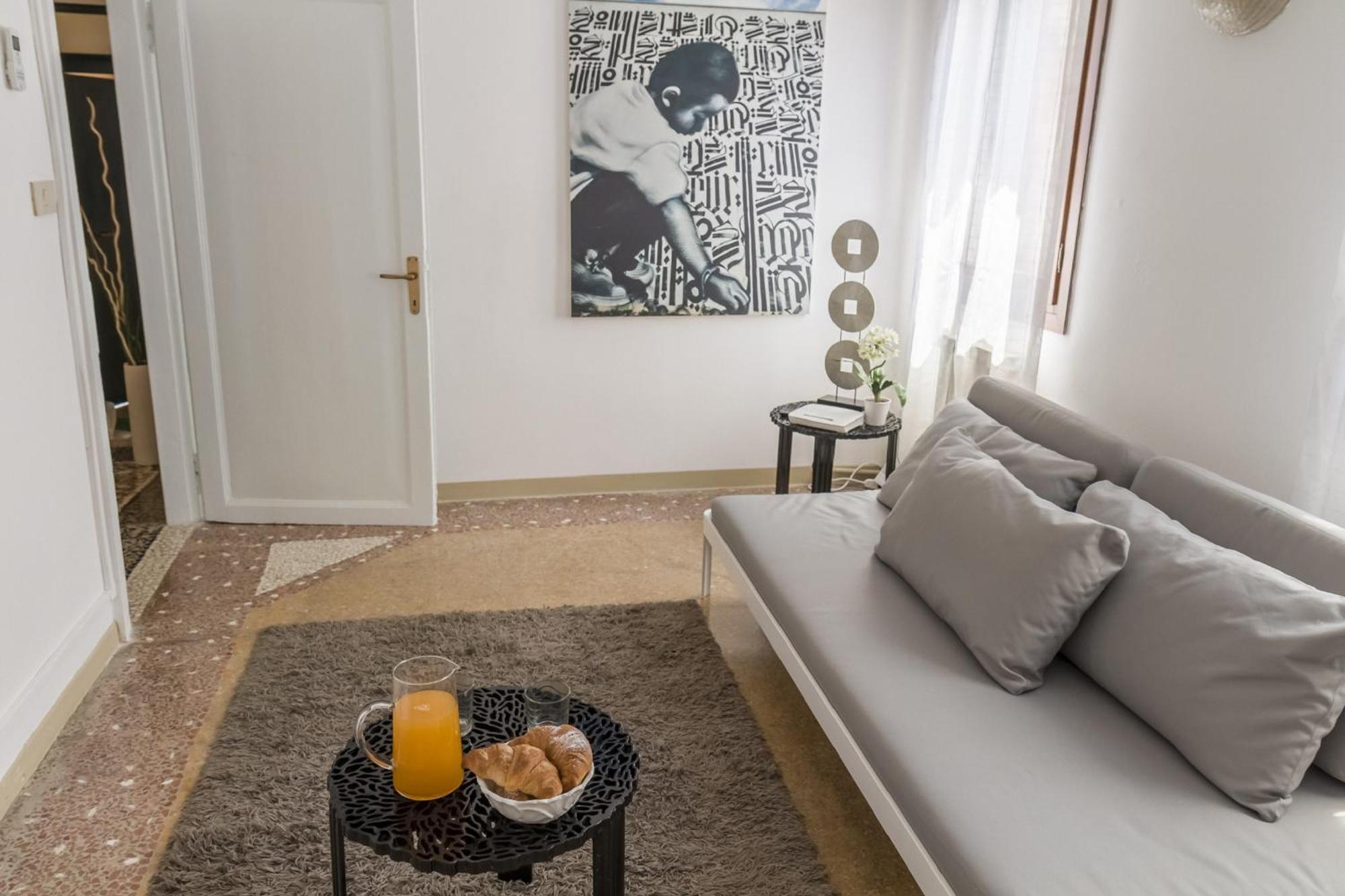 Accademia Charm Apartments By Wonderful Italy Венеція Екстер'єр фото