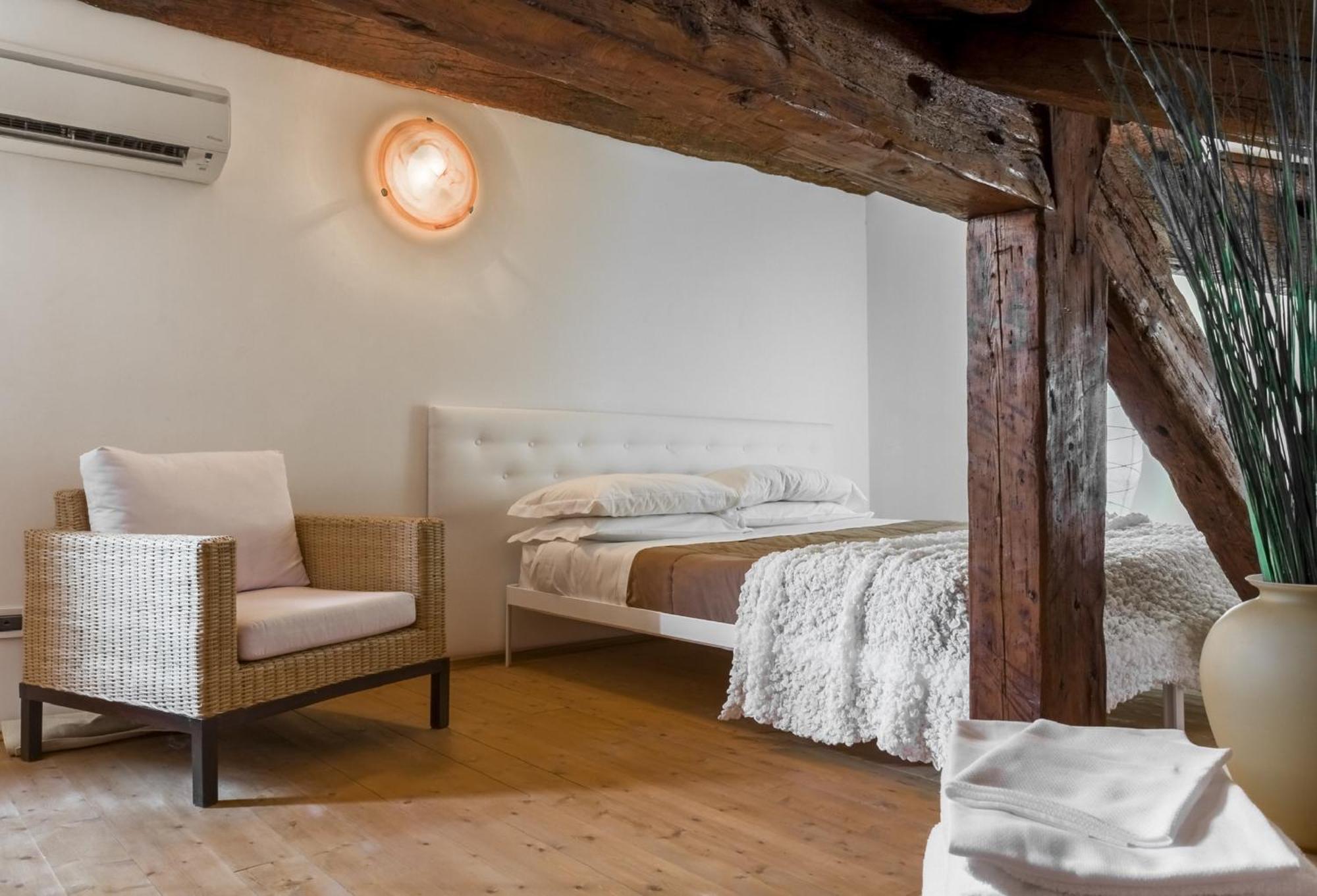 Accademia Charm Apartments By Wonderful Italy Венеція Екстер'єр фото