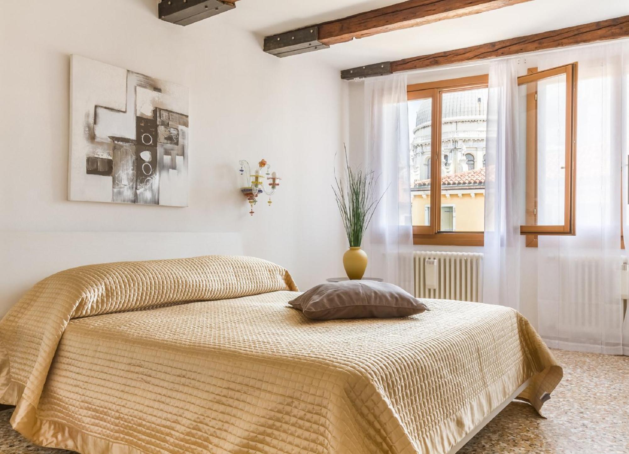 Accademia Charm Apartments By Wonderful Italy Венеція Екстер'єр фото